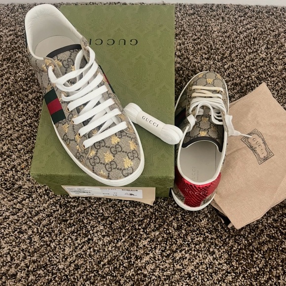 Gucci Beige GG Supreme Sneaker with Red Metallic Heel and Red/Green Web - Picture 2 of 3